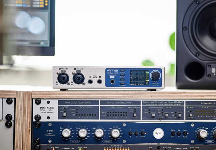 Sound Card RME Fireface UCX II có 20 đầu vào và 20 đầu ra, điều này giúp bạn dễ dàng kết nối nhiều thiết bị thu âm, micro, nhạc cụ và các thiết bị ngoại vi khác