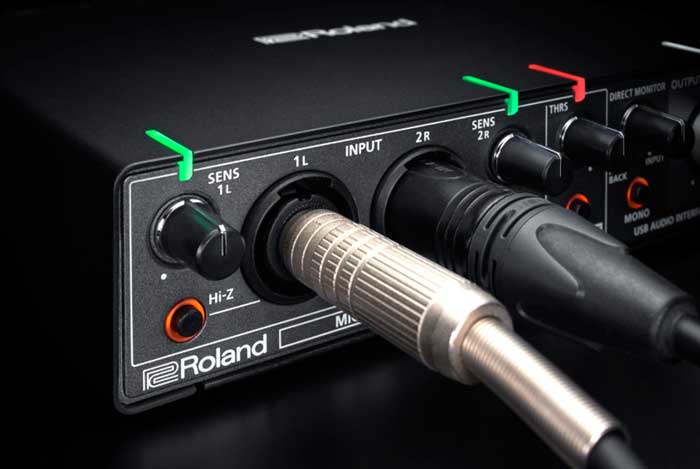 Sound Card Roland RUBIX-44 thiết kế bốn đầu vào và bốn đầu ra cho phép bạn kết nối linh hoạt với nhiều loại thiết bị như micro, nhạc cụ, hoặc các thiết bị phòng thu khác
