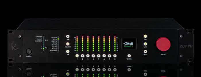 Rupert Neve Designs RMP-D8 với được thiết kế Logo Rupert Neve và nút nguồn (Power) nằm bên trái.  Cụm đèn báo trạng thái mạng & đồng bộ hóa tín hiệu  Báo tần số: 44.1, 48, 88.2, 96, 176.4, 192kHz