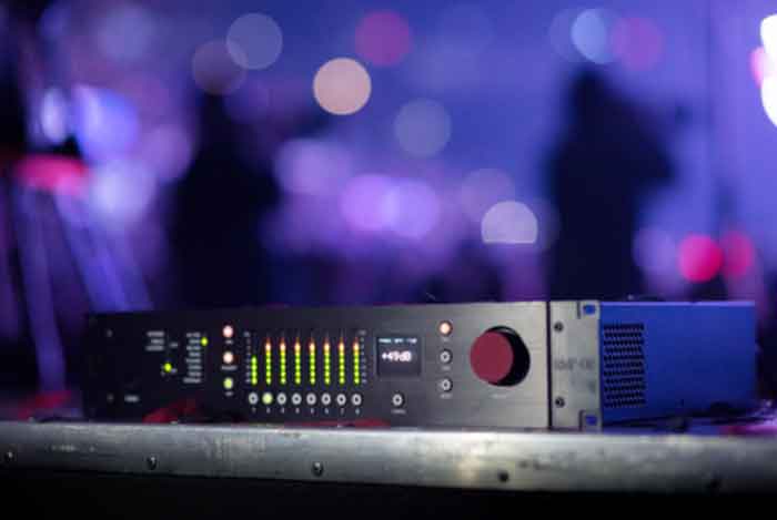 Rupert Neve Designs RMP-D8 với được thiết kế màn hình OLED nhỏ ở giữa hiển thị mức gain chính xác (vd: +30dB), kênh đang chọn
