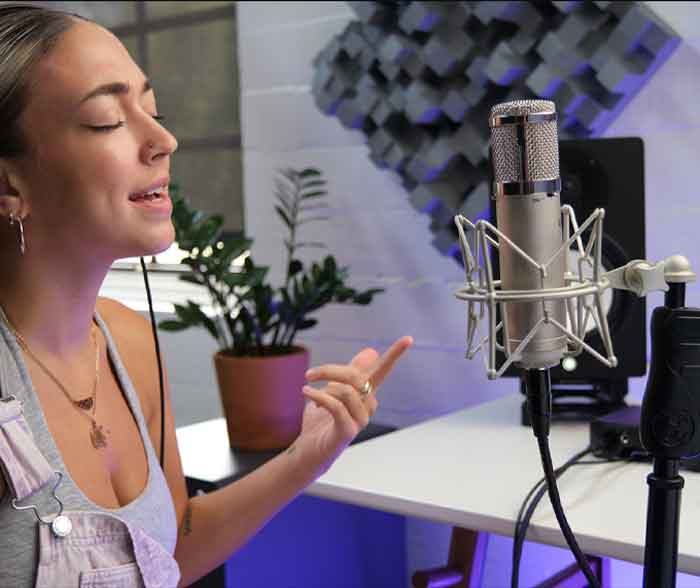 Sound Card Apogee BOOM đang được nghệ sĩ sử dụng để thu âm 