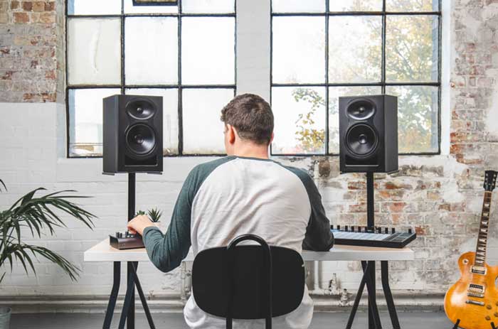 Sound Card Thu Âm Audient ID4 MK2 đang được sử dụng để sản xuất âm thanh chuyên nghiệp 