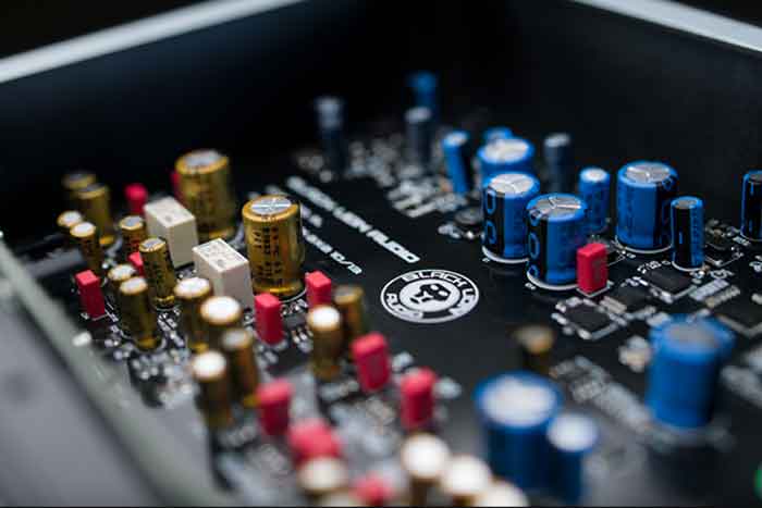 Black Lion Audio Revolution 2x2 USB Audio Interface được hỗ trợ bởi các mạch xử lý analog cao cấp, mang đến âm thanh giàu cảm xúc.