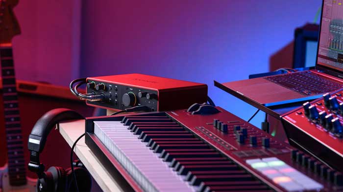 Focusrite Scarlett 18i16 Gen 4 đang được trưng bày trong phòng thu 