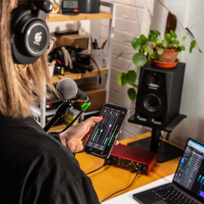 Focusrite Scarlett 18i16 Gen 4 đang được nghệ sĩ sử dụng để sản xuất âm nhạc 