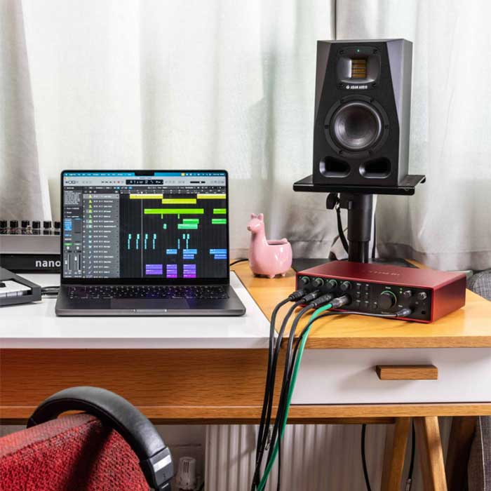 Sound Card Focusrite Scarlett 18i16 Gen 4 trang bị nhiều cổng kết nối giúp bạn linh hoạt trong việc thu âm 