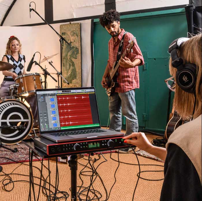 Sound card Focusrite Scarlett 18i20 Gen 4 đang được sử dụng để thu âm nhạc cụ 
