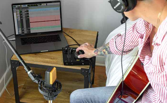 Sound card thu âm M-Audio AIR 192|6 tương thích tốt với các hệ điều hành phổ biến như Windows và macOS, đảm bảo bạn có thể dễ dàng tích hợp vào bất kỳ phòng thu nào