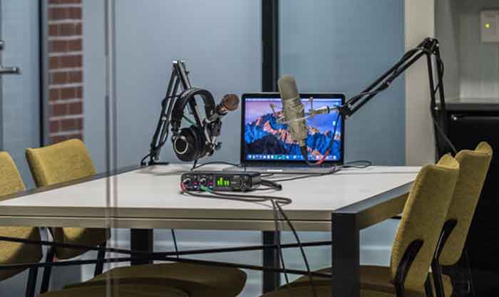 Sound Card MOTU M2 đang được trưng bày trong phòng thu 