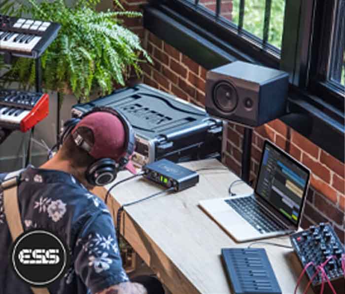 Sound Card MOTU M2 đang được sử dụng bởi kỹ thuật viên