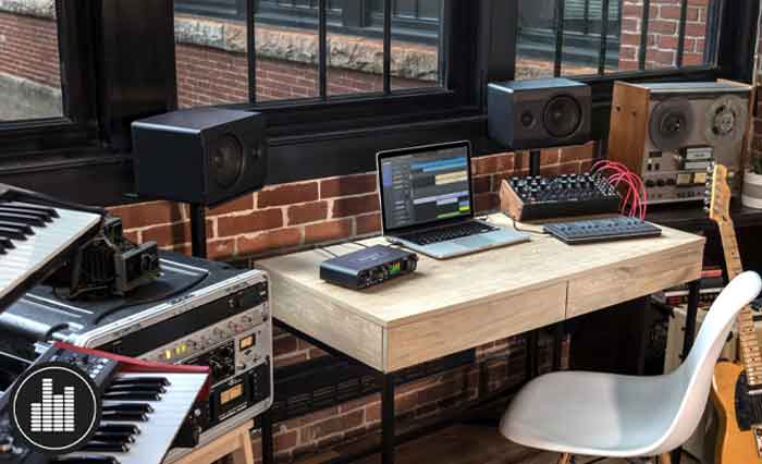 Sound card MOTU M4 đang được trưng bày trong phòng thu tại nhà