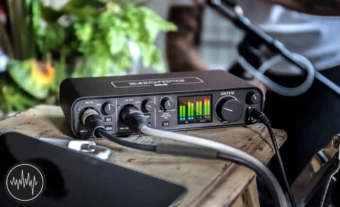 Sound card MOTU M4 với thiết kế 4 in/4 out hỗ trợ kết nối đa dạng, từ micro, nhạc cụ đến loa kiểm âm.