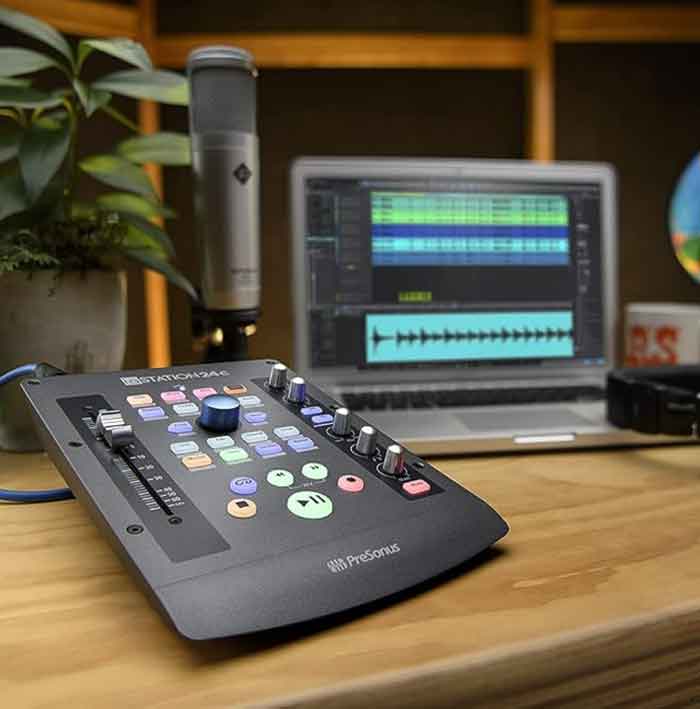 Sound Card PreSonus ioStation 24C đang được trưng bày trong phòng thu tại nhà