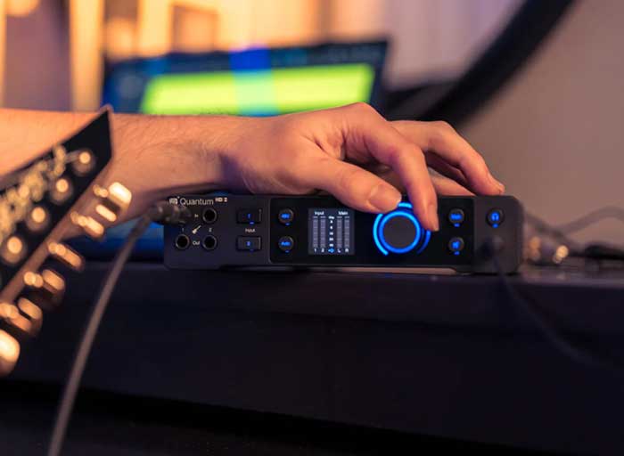 Sound Card PreSonus Quantum HD 2 đang được sử dụng để chuyển đổi âm thanh guitar