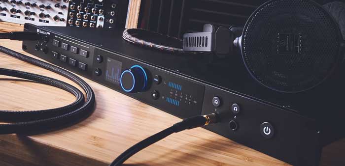 Tai nghe kiểm âm đang kết nối với Sound Card PreSonus Quantum HD 8 