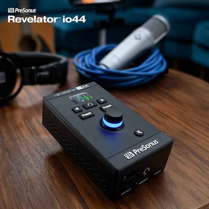 Sound Card PreSonus Revelator io44 đang được đặt trong phòng thu 