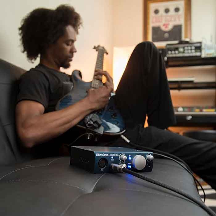 Sound card PreSonus Audiobox iOne USB PC/IOS đang được sử dụng để tạo ra âm nhạc chuyên nghiệp