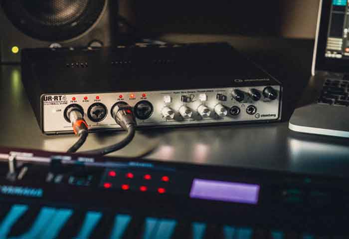 Sound Card Steinberg UR-RT4 với 6 cổng vào và 4 cổng ra cung cấp khả năng kết nối hoàn hảo cho micro, nhạc cụ và các thiết bị âm thanh khác