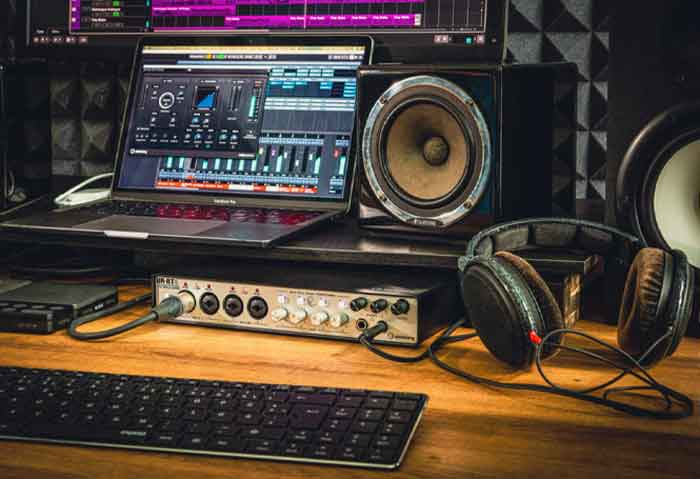 Sound Card Steinberg UR-RT4 đang được sử dụng trong phòng thu 
