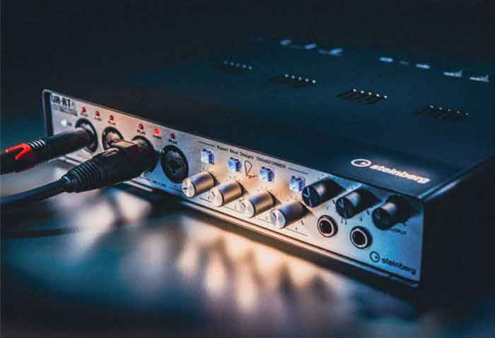 Sound Card Steinberg UR-RT4 là trợ thủ đắc lực khi mix/mastering nhờ khả năng tái tạo âm thanh chuẩn xác và các cổng kết nối linh hoạt.