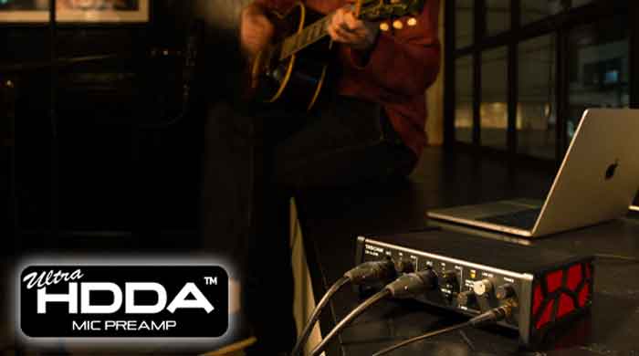 Sound card thu âm TASCAM US-2X2HR sở hữu vỏ kim loại chắc chắn, thiết kế góc cạnh đẹp mắt, tạo cảm giác vừa hiện đại vừa chuyên nghiệp khi đặt trong studio