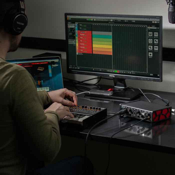 Sound card thu âm TASCAM US-2X2HR đang được sử dụng trong phòng thu 