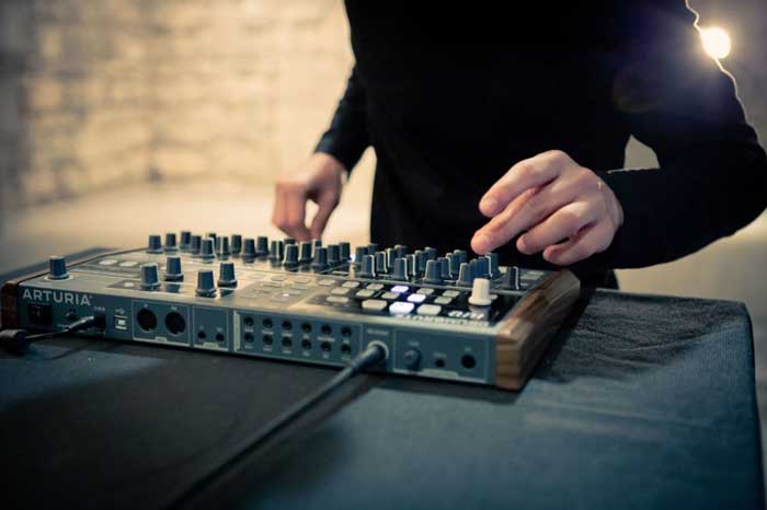 Arturia DrumBrute Analog Drum Machine Synthesizer | Giá cực tốt