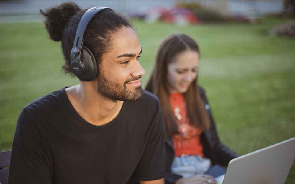 Tai nghe kiểm âm AKG K361-BT sử dụng mọi lúc mọi nơi nhờ bluetooth