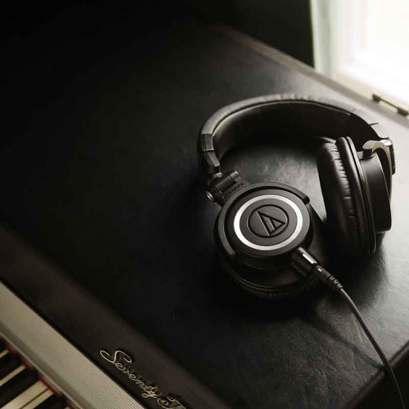 Tai Nghe Kiểm Âm Audio-Technica ATH-M50X đang được trưng bày trong phòng thu
