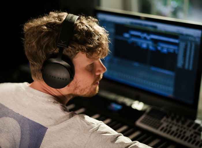 Tai nghe kiểm âm Beyerdynamic DT 700 Pro X đang được sử dụng tại phòng thu 