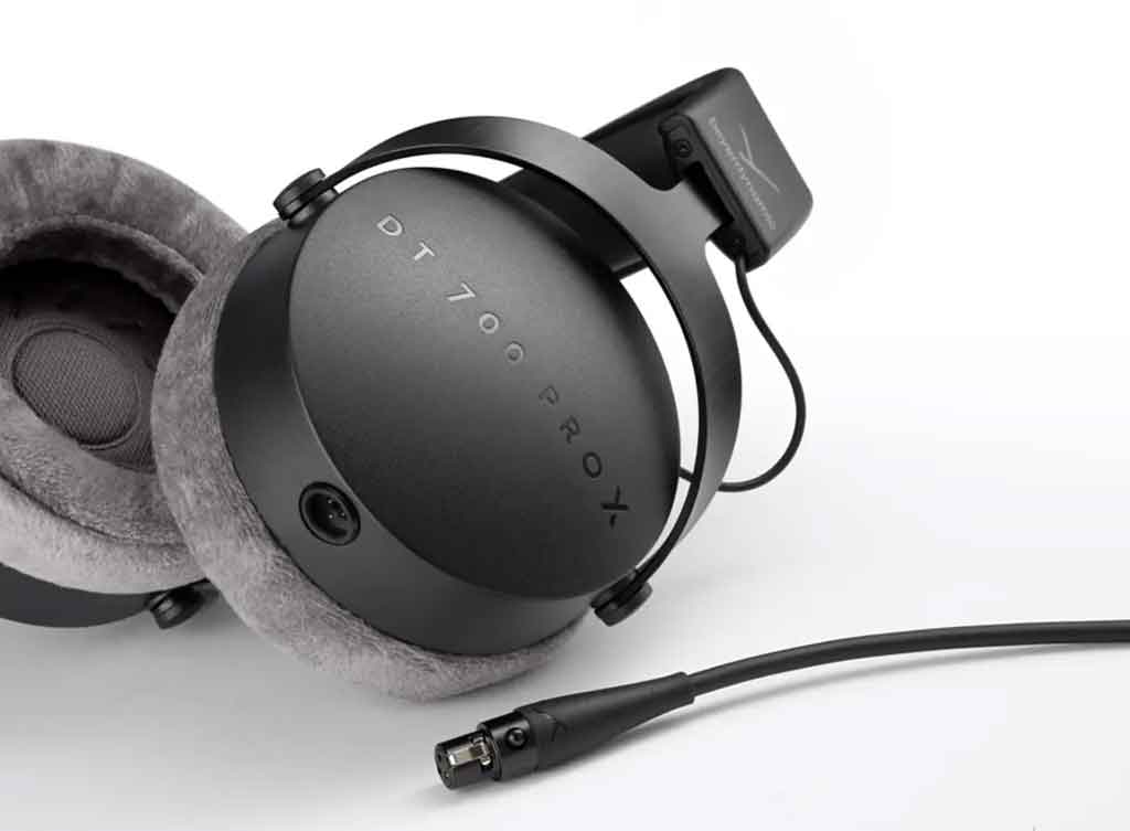 Tai nghe kiểm âm Beyerdynamic DT 700 Pro X được làm từ nhôm chắc chắn, đệm tai mềm mại và có thể thay thế, đảm bảo độ bền lâu dài