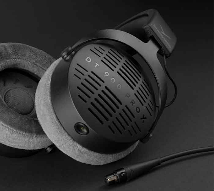 Tai nghe kiểm âm Beyerdynamic DT 900 Pro X sở hữu khung tai nghe bằng nhôm cứng cáp cùng đệm tai mềm mại, thoáng khí