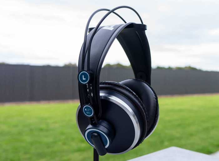 Tai nghe kiểm âm AKG K271 MKII đang được trưng bày ngoài trời