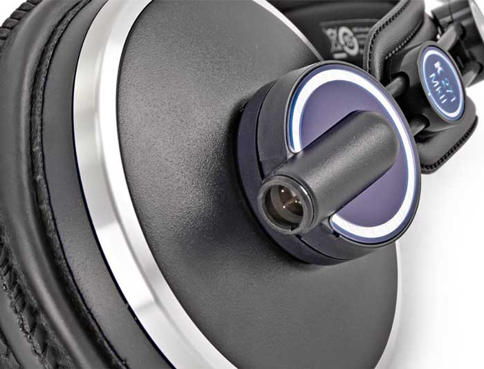 Tai nghe kiểm âm AKG K271 MKII có cổng kết nối với dây cáp tai nghe
