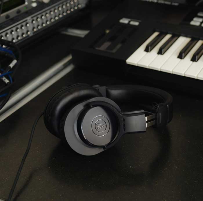 Tai Nghe Kiểm Âm Audio-Technica ATH-M20X đang được trưng bày trong phòng thu