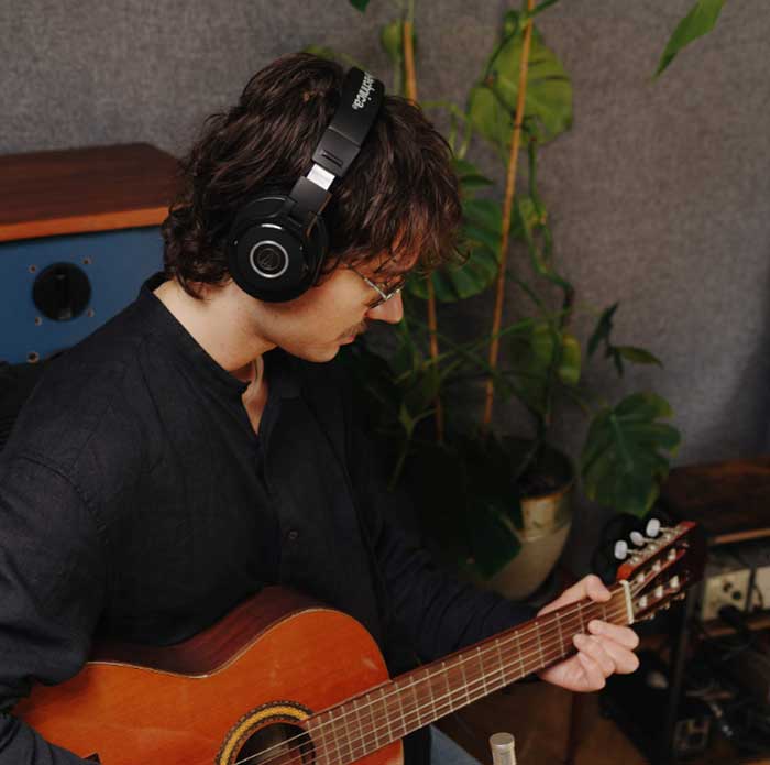 Tai nghe kiểm âm Audio-Technica ATH-M40X đang được sử dụng bởi kỹ thuật viên