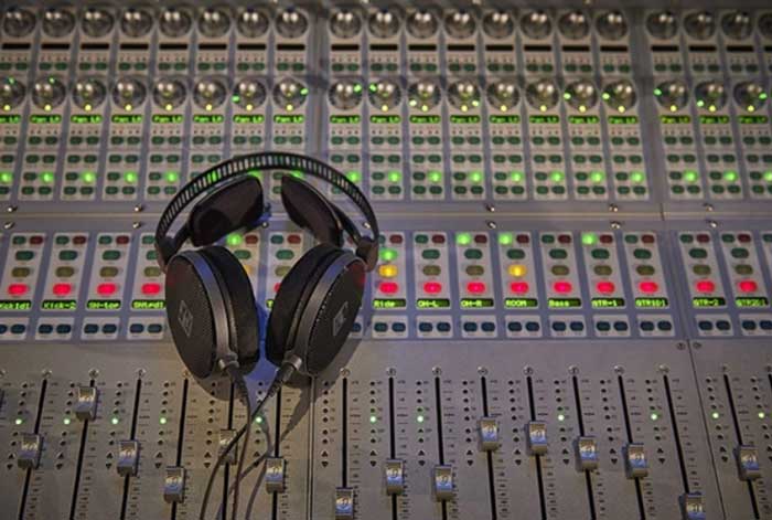 Tai nghe kiểm âm Audio-Technica ATH-R70X đang được sử dụng trong phòng thu 