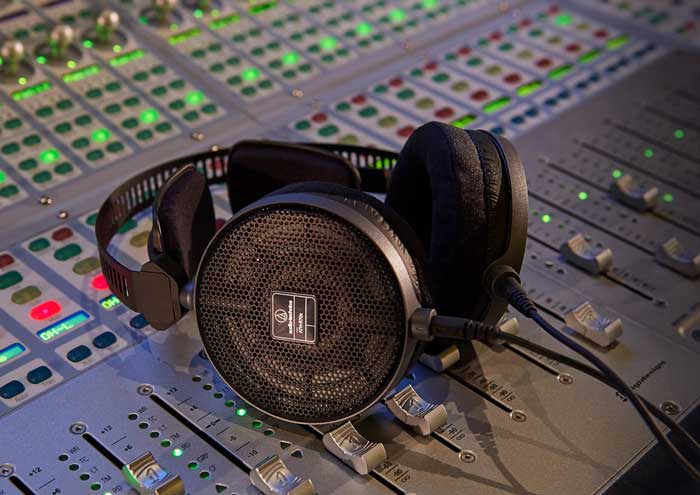 Tai nghe kiểm âm Audio-Technica ATH-R70X sử dụng cho việc mixing