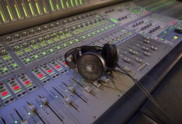 Tai nghe kiểm âm Audio-Technica ATH-R70X đang được trưng bày trong phòng thu