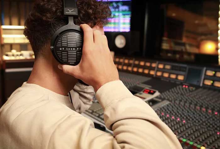 Tai nghe kiểm âm Beyerdynamic DT 1990 Pro MK2 đang được xử dụng để mixing 