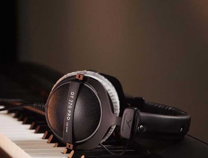 Tai nghe kiểm âm Beyerdynamic DT 770 Pro là gợi ý hoàn hảo để nâng tầm hiệu suất làm việc của bạn trong phòng thu