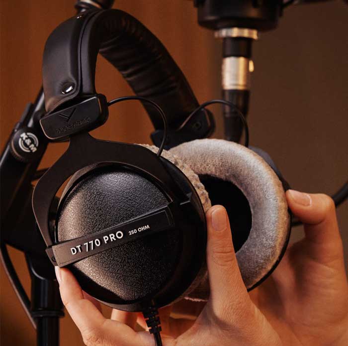 Tai nghe kiểm âm Beyerdynamic DT 770 Pro có phần đệm tai được làm từ chất liệu da cao cấp, tạo cảm giác thoải mái khi sử dụng