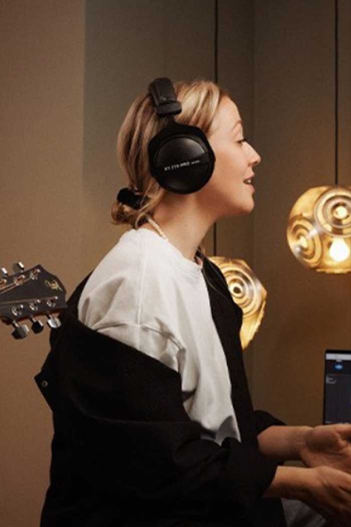 Tai nghe kiểm âm Beyerdynamic DT 770 Pro cho ra những âm thanh sắc nét đến nhạc sĩ