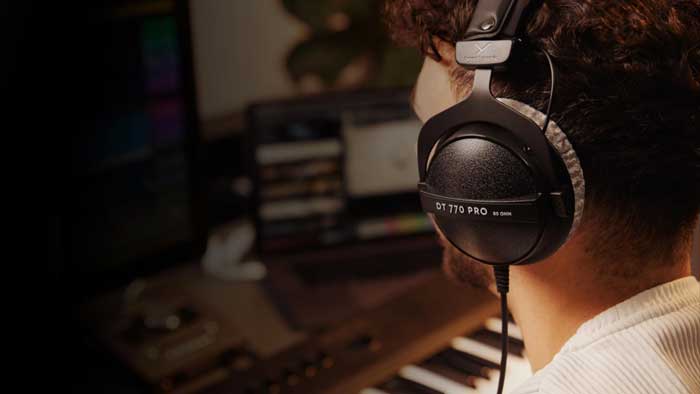 Tai nghe kiểm âm Beyerdynamic DT 770 Pro đang được sử dụng bởi kỹ thuật viên