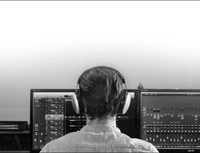 Tai nghe kiểm âm Beyerdynamic DT 880 Pro đang được sử dụng cho công việc mixing