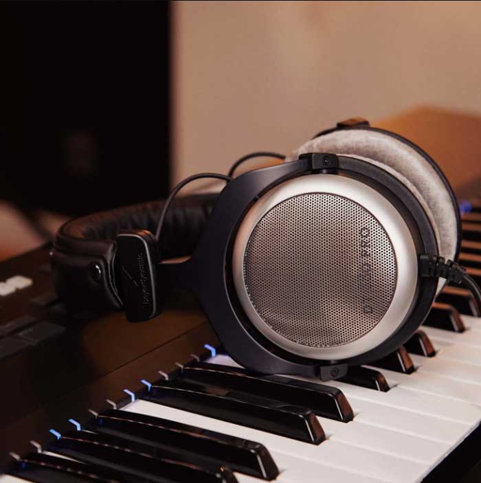 Tai nghe kiểm âm Beyerdynamic DT 880 Pro  là một phụ kiện đẹp mắt trên bàn làm việc của bạn
