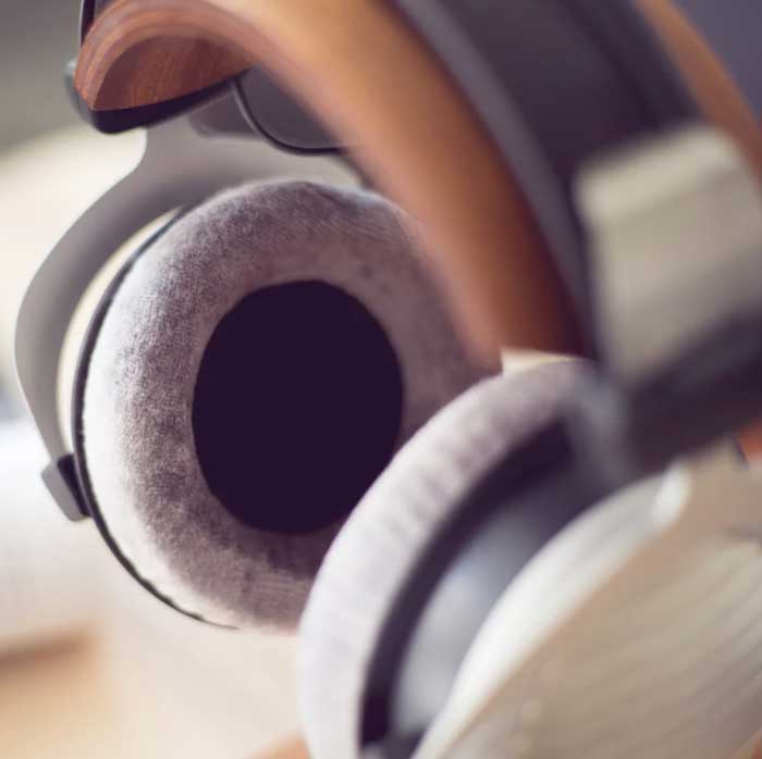 Tai nghe kiểm âm Beyerdynamic DT 990 EDT Premium thiết kế với đệm tai mềm mại mang đến sự thoải mái tối đa cho người sử dụng