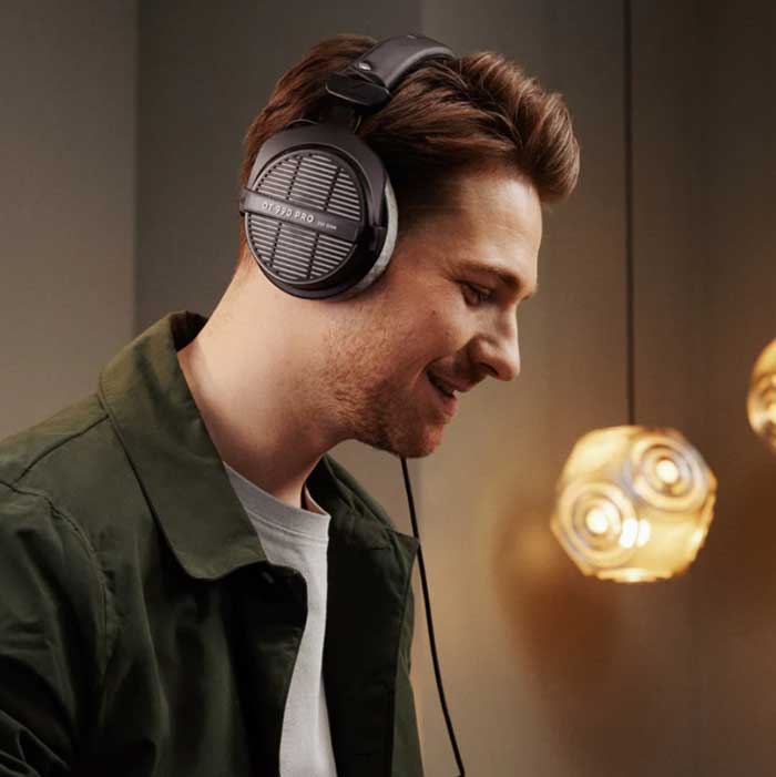 Tai nghe Beyerdynamic DT 990 Pro 250 Ohm là người đồng hành đáng tin cậy của mọi nhà sản xuất âm nhạc