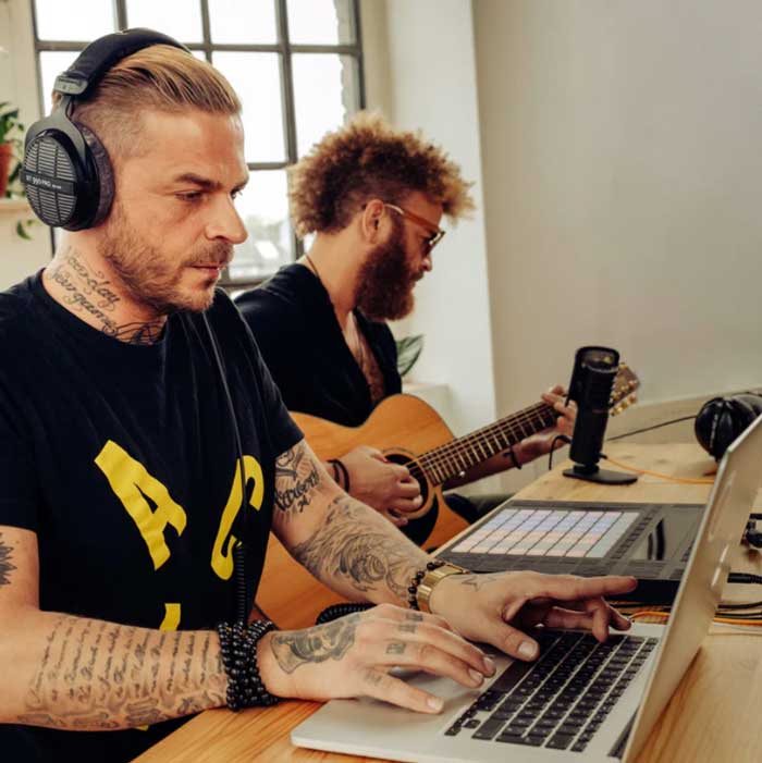 Tai nghe Beyerdynamic DT 990 Pro 250 Ohm đang được sử dụng bởi kỹ thuật viên 
