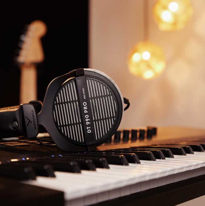 Tai nghe Beyerdynamic DT 990 Pro 250 Ohm đang được trưng bày trong phòng thu 